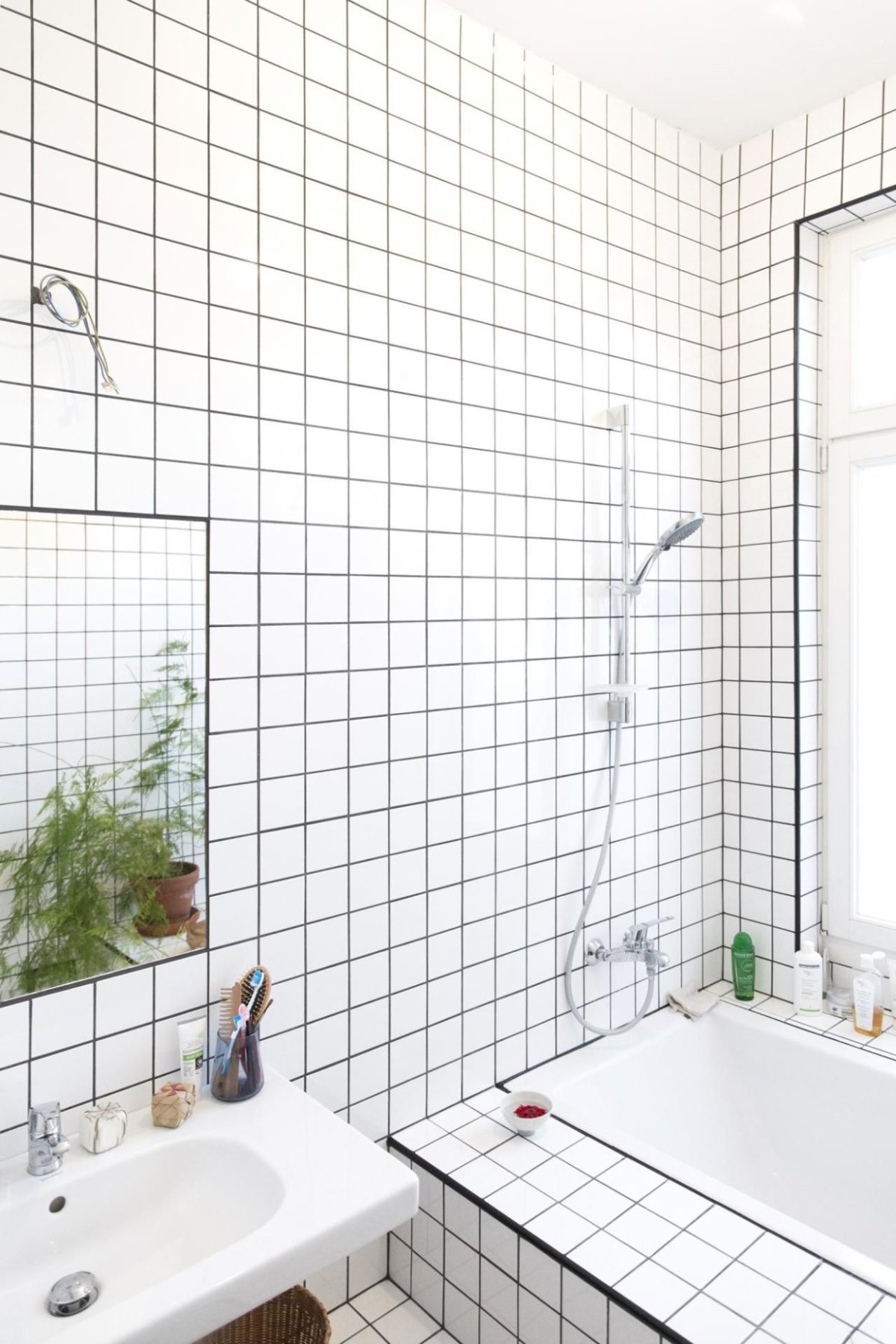 Ванная с белой квадратной плиткой