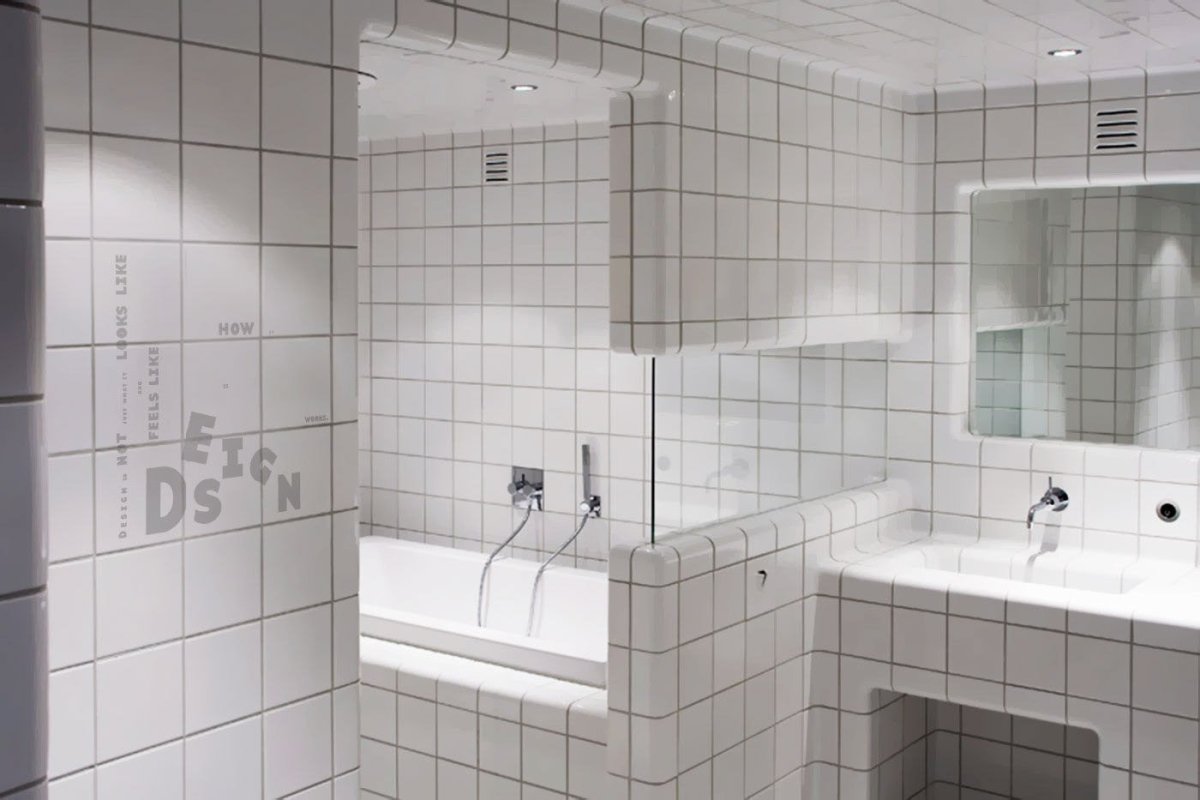 Ванная с белой квадратной плиткой
