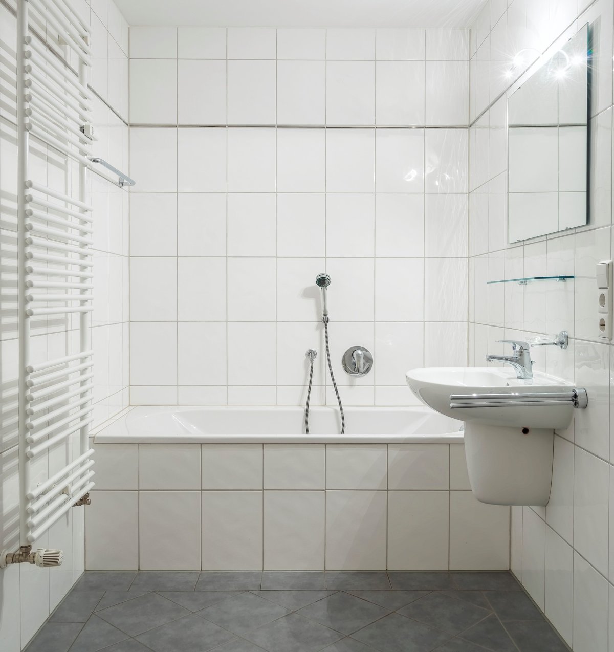 Ванная с белой плиткой