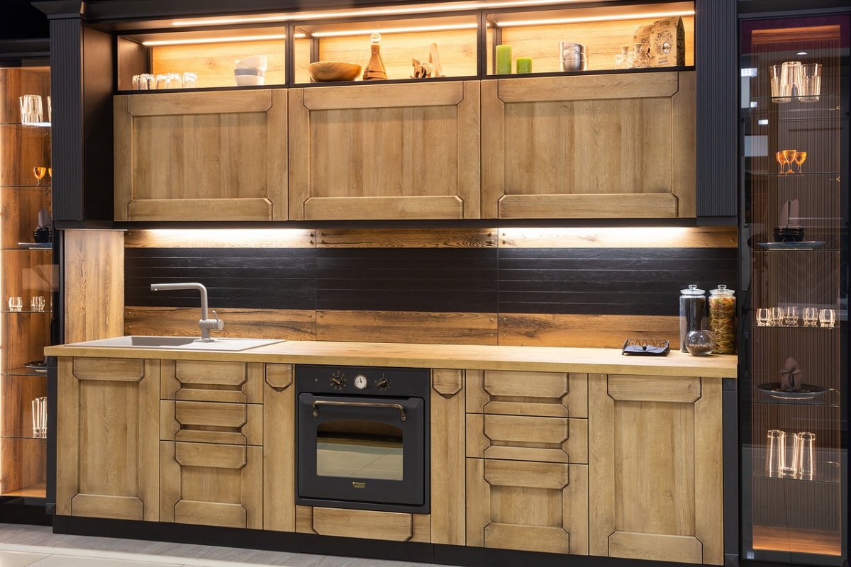 Кухонный гарнитур из дерева прямой