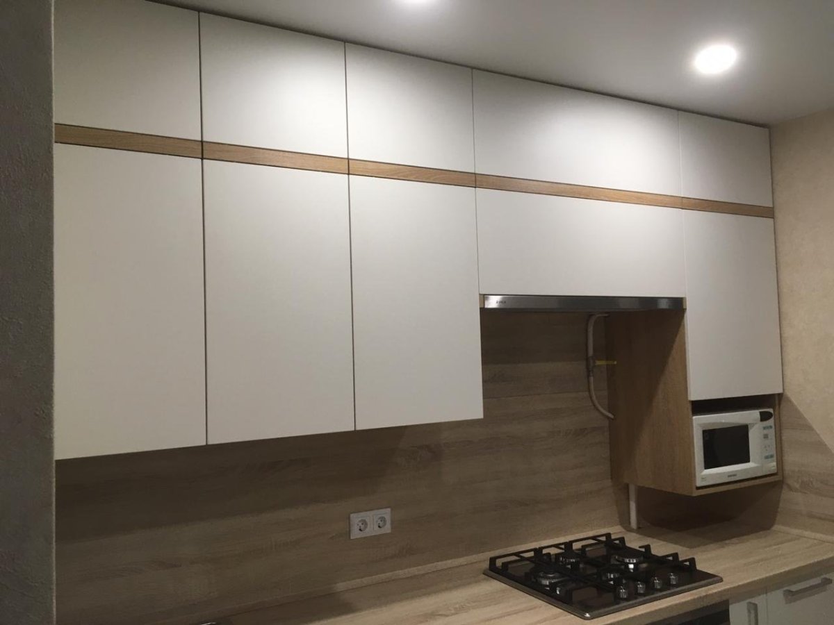 Кухня с антресолями профиль gola