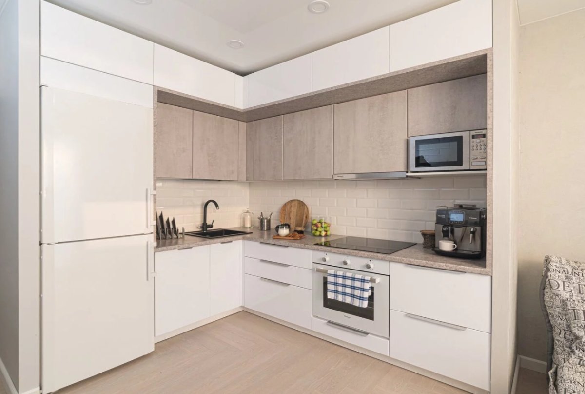 Кухня с антресолями до потолка