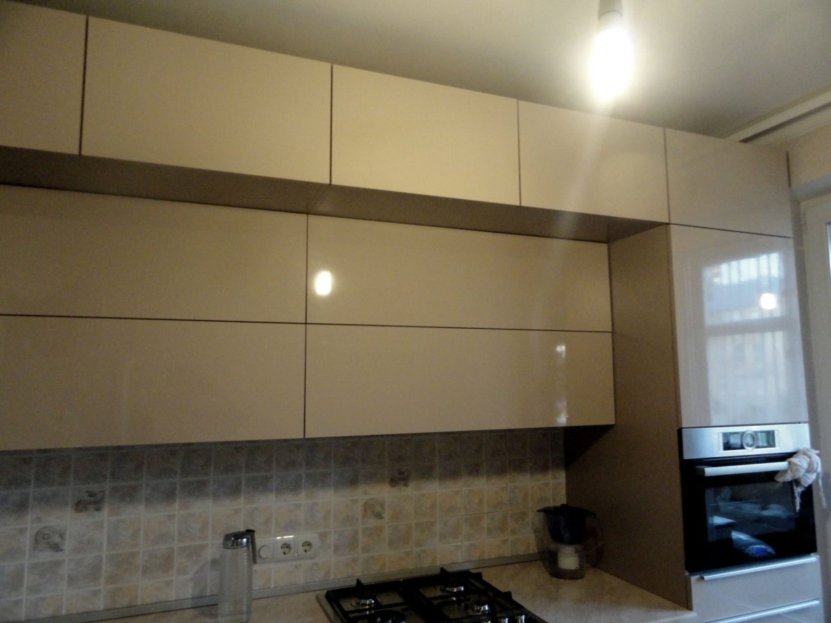 Кухня с антресолями до потолка