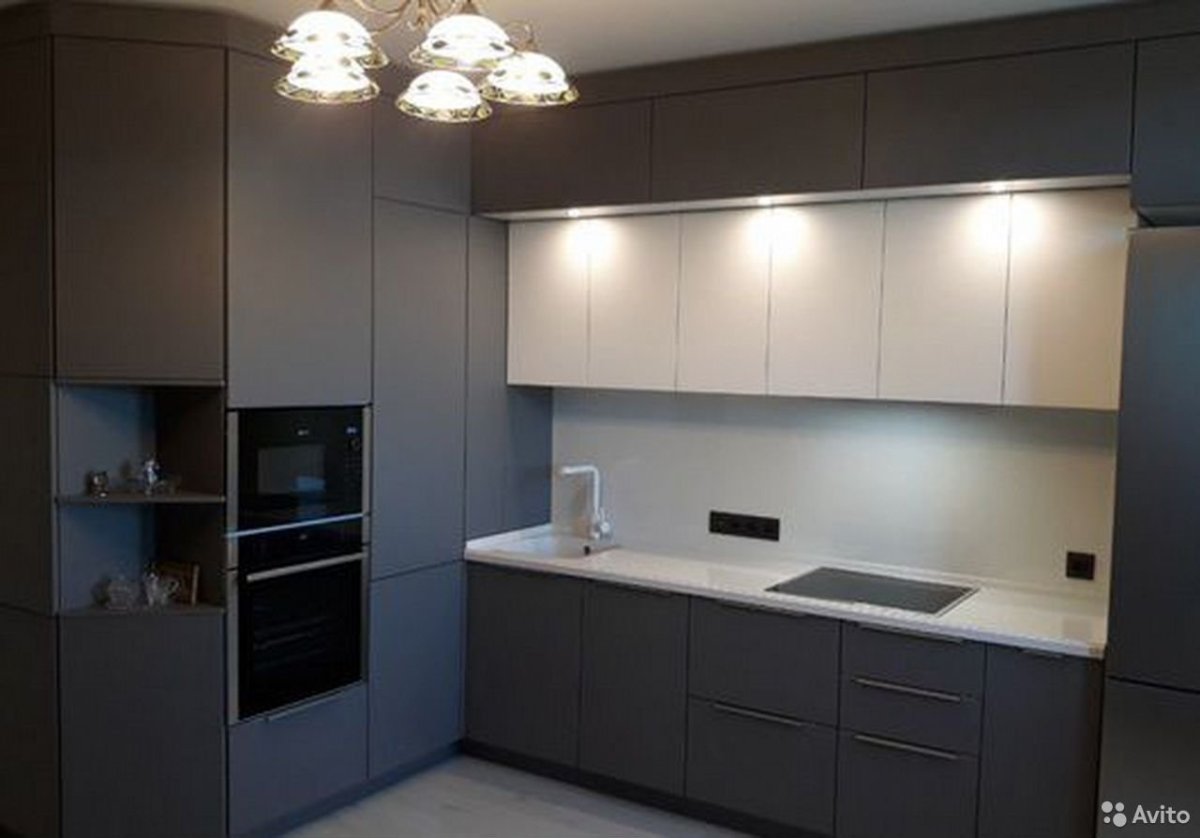 Кухня с антресолью под потолок