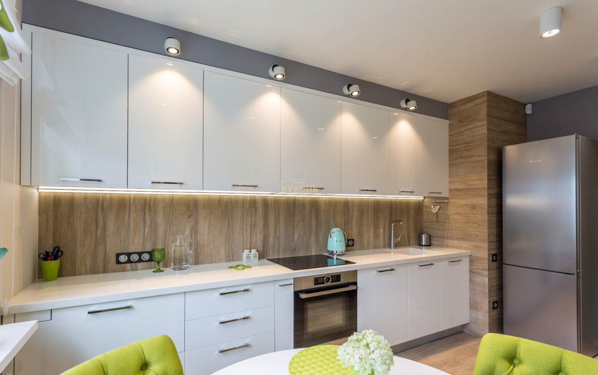 Кухня со шкафами до потолка