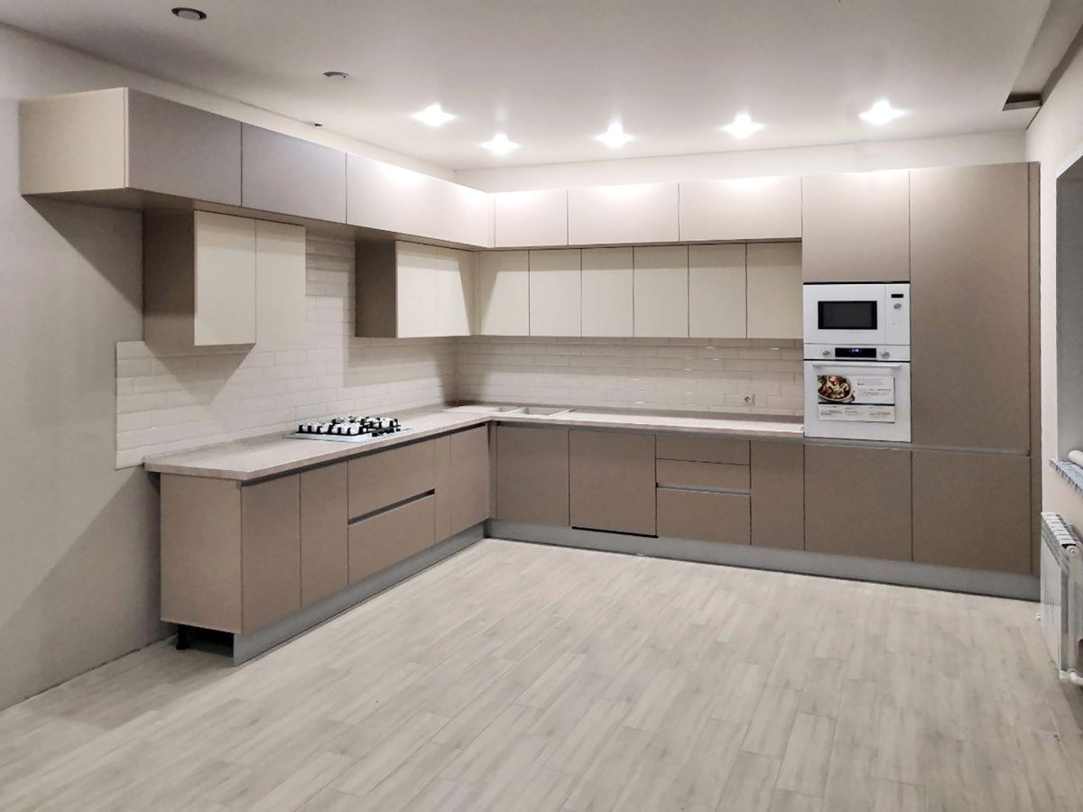 Кухни двухуровневая светлая угловая