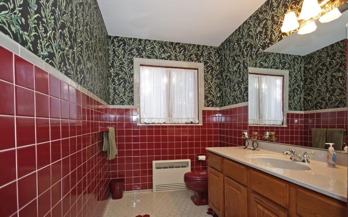 Санузел с бордовой плиткой