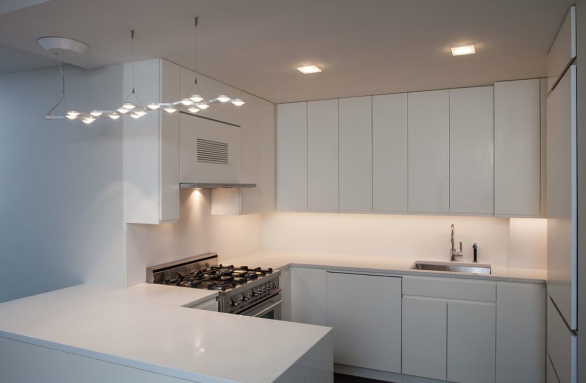 Освещение на кухне с натяжным