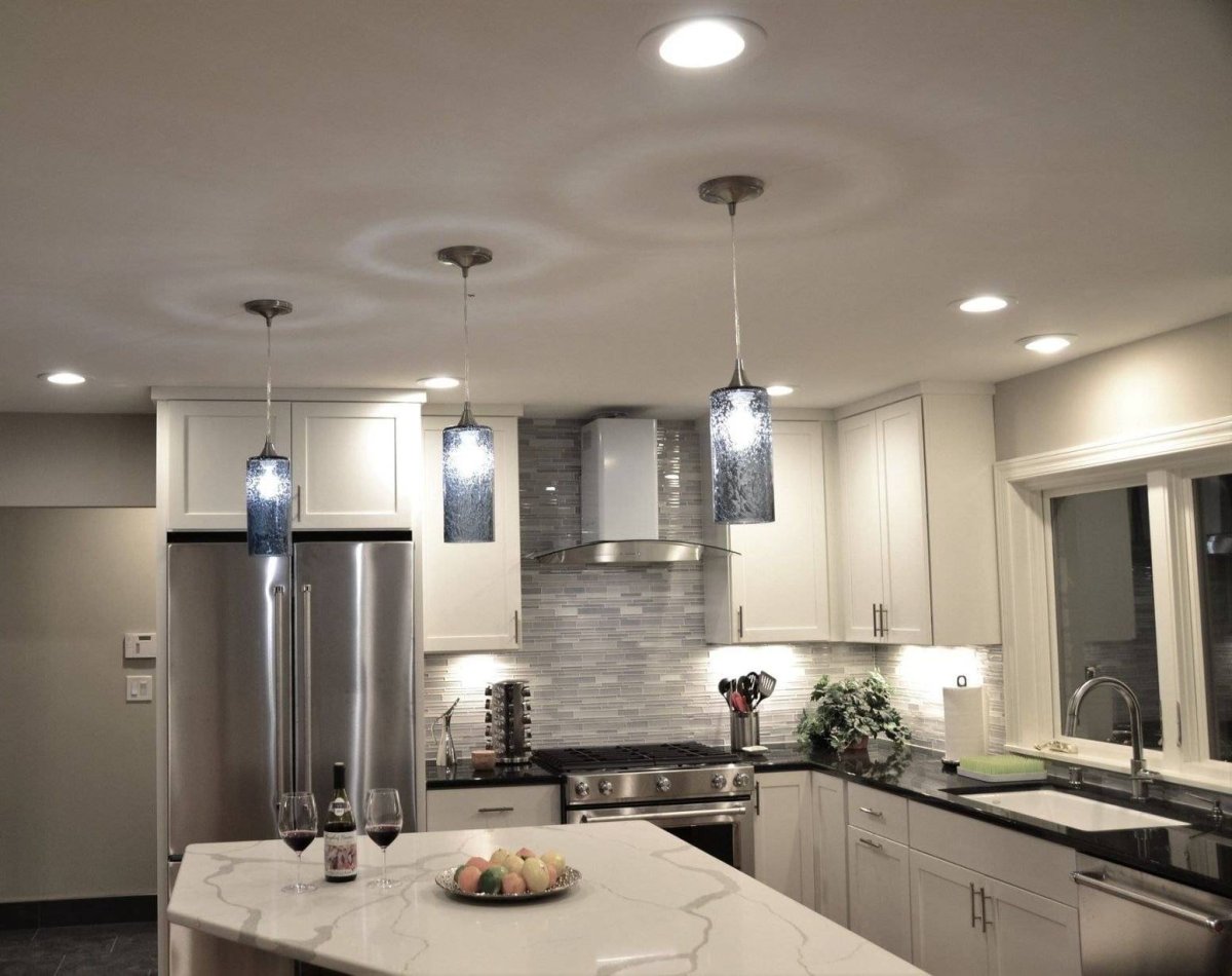 Точечные светильники на маленькой кухне