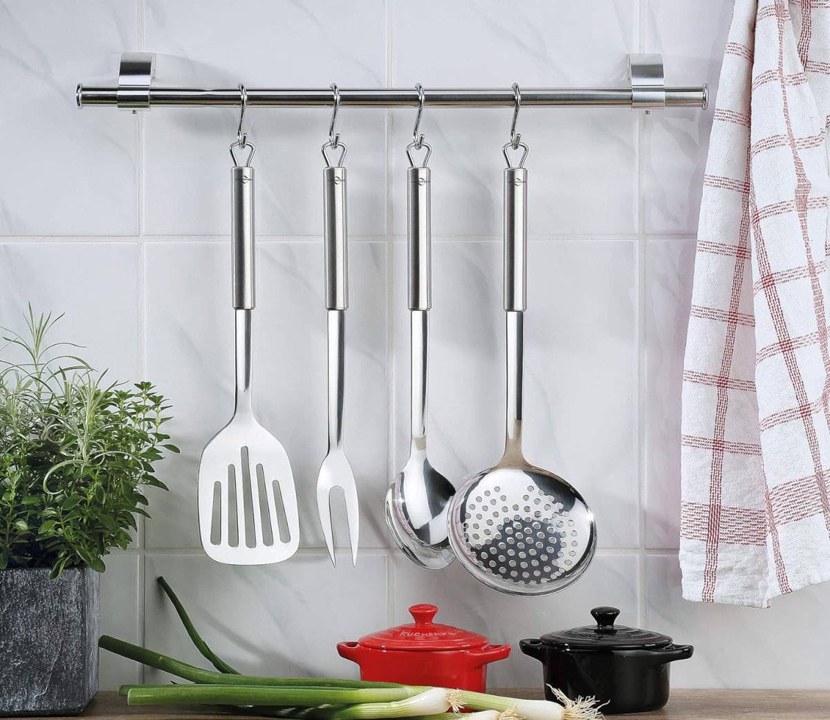 Рейлинги для кухни в интерьере