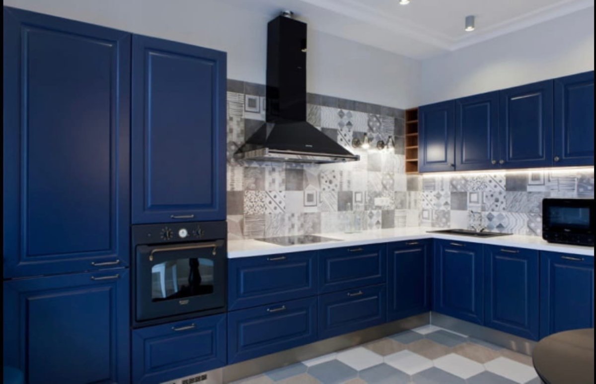 Кухня с синими фасадами