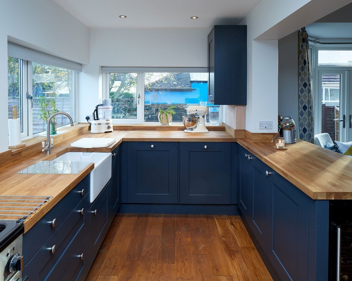 Голубая кухня с деревянной столешницей