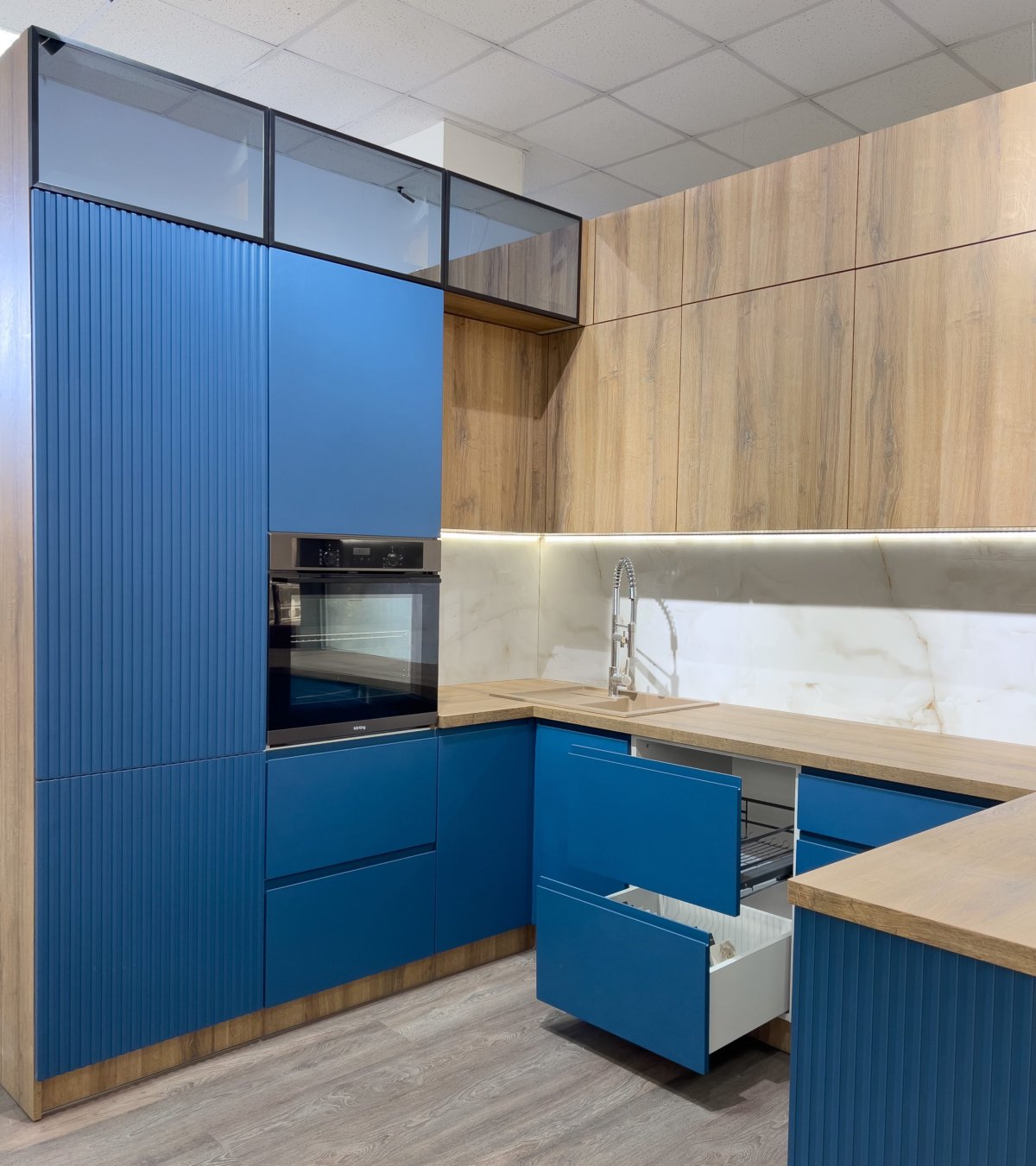 Трехцветные кухни