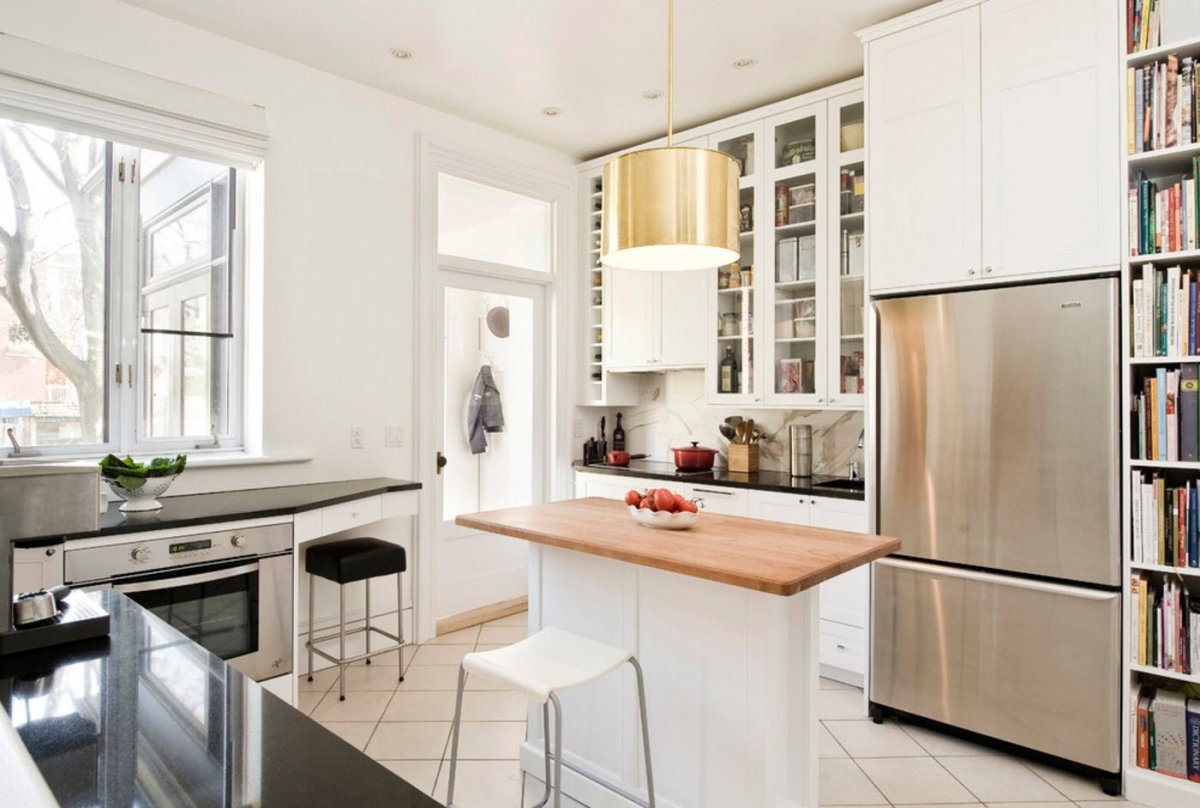 Интерьер маленькой кухни с островом