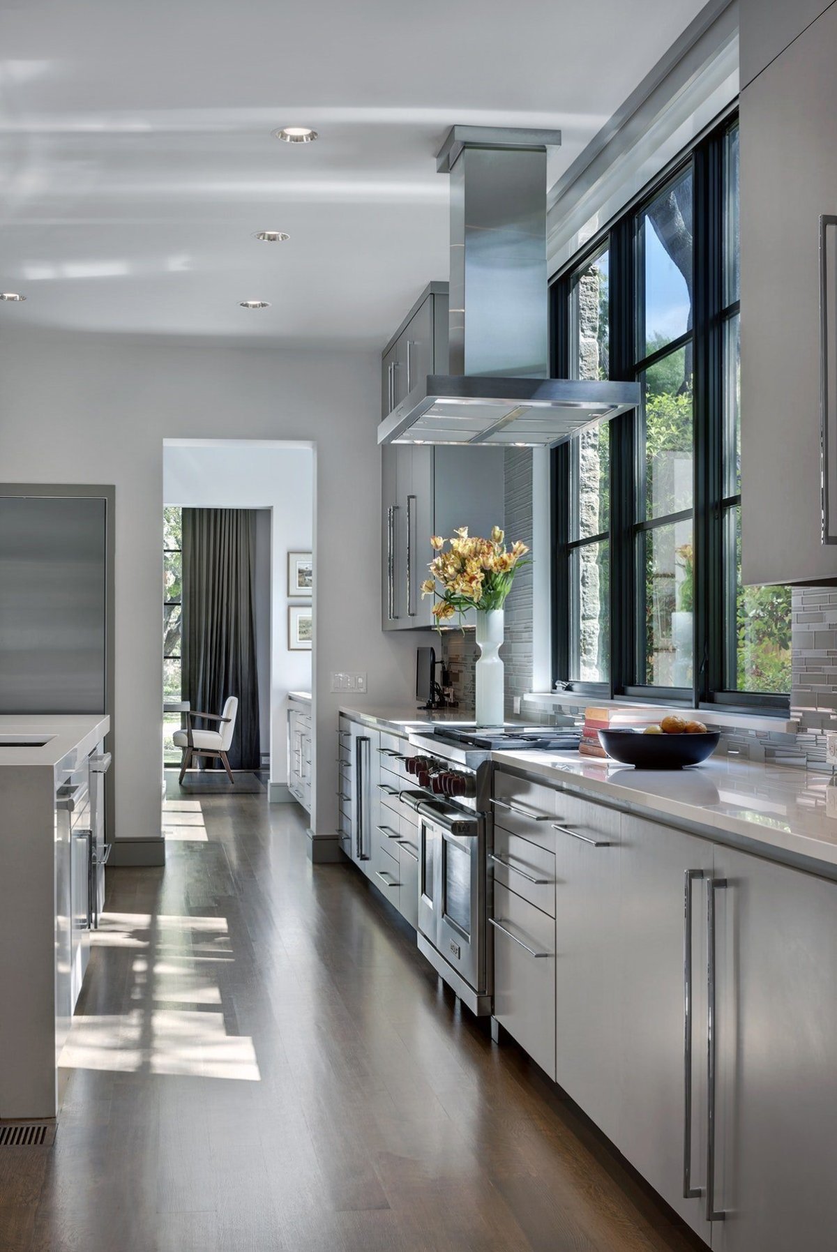 Интерьер узкой кухни