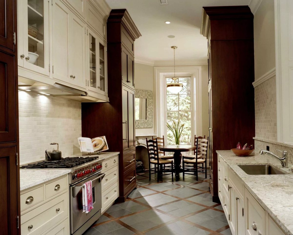 Интерьер вытянутой кухни