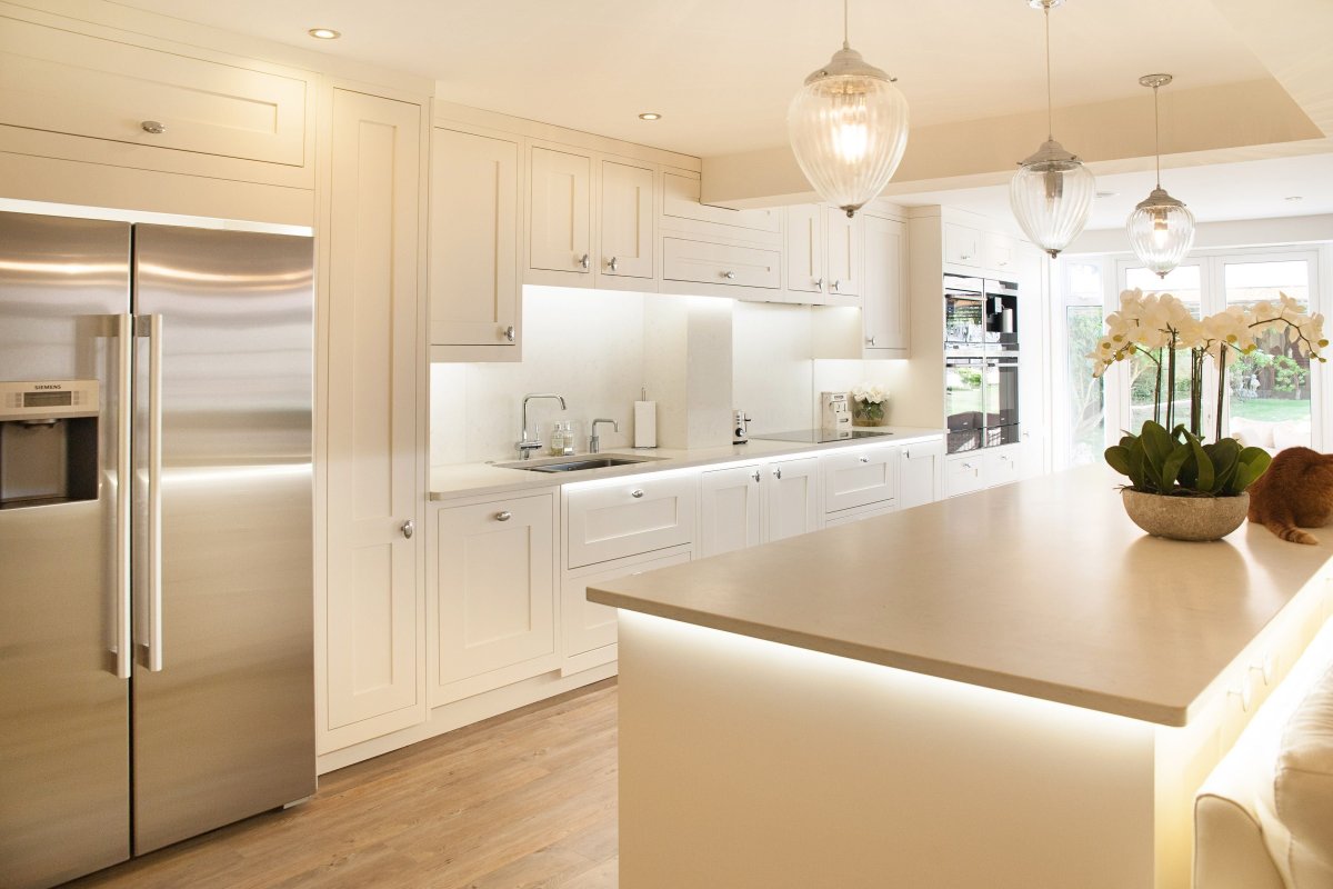 Кухня кремового цвета