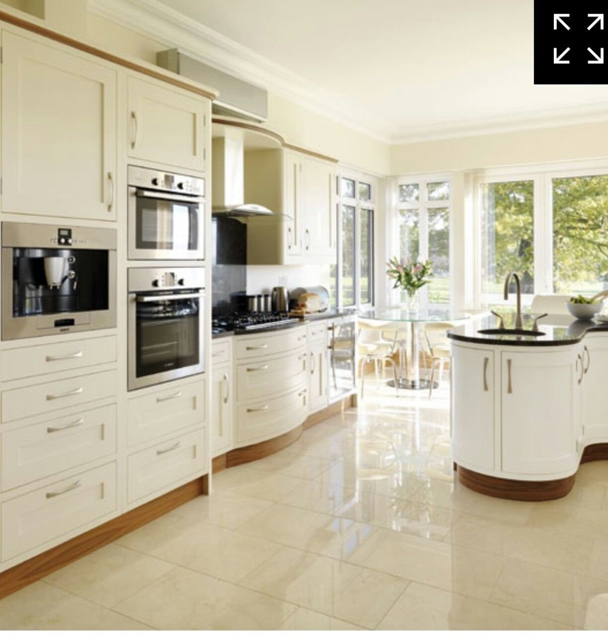 Кухня в кремовых тонах