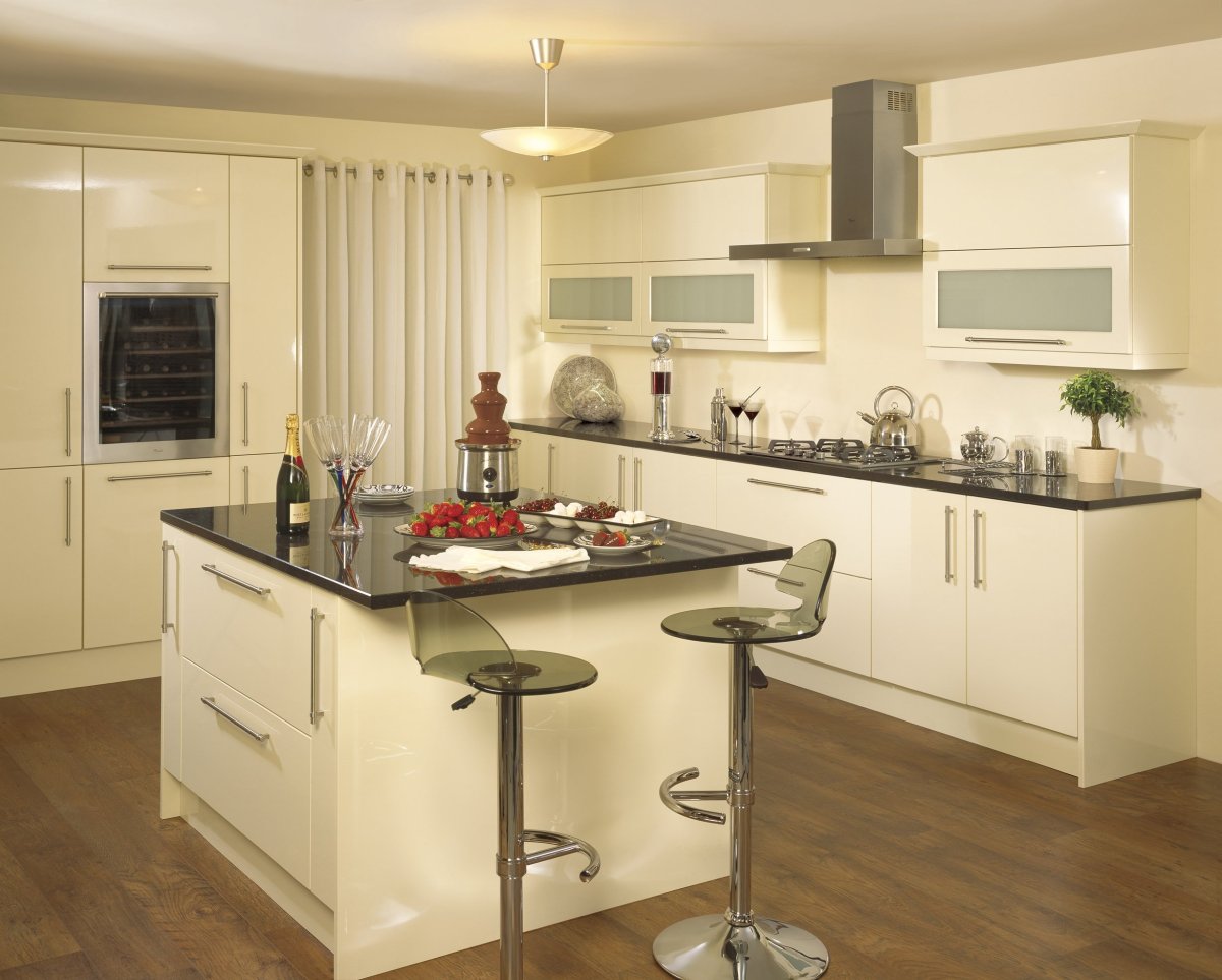 Кухня молочного цвета