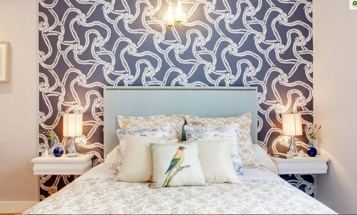 Спальня с комбинированными обоями