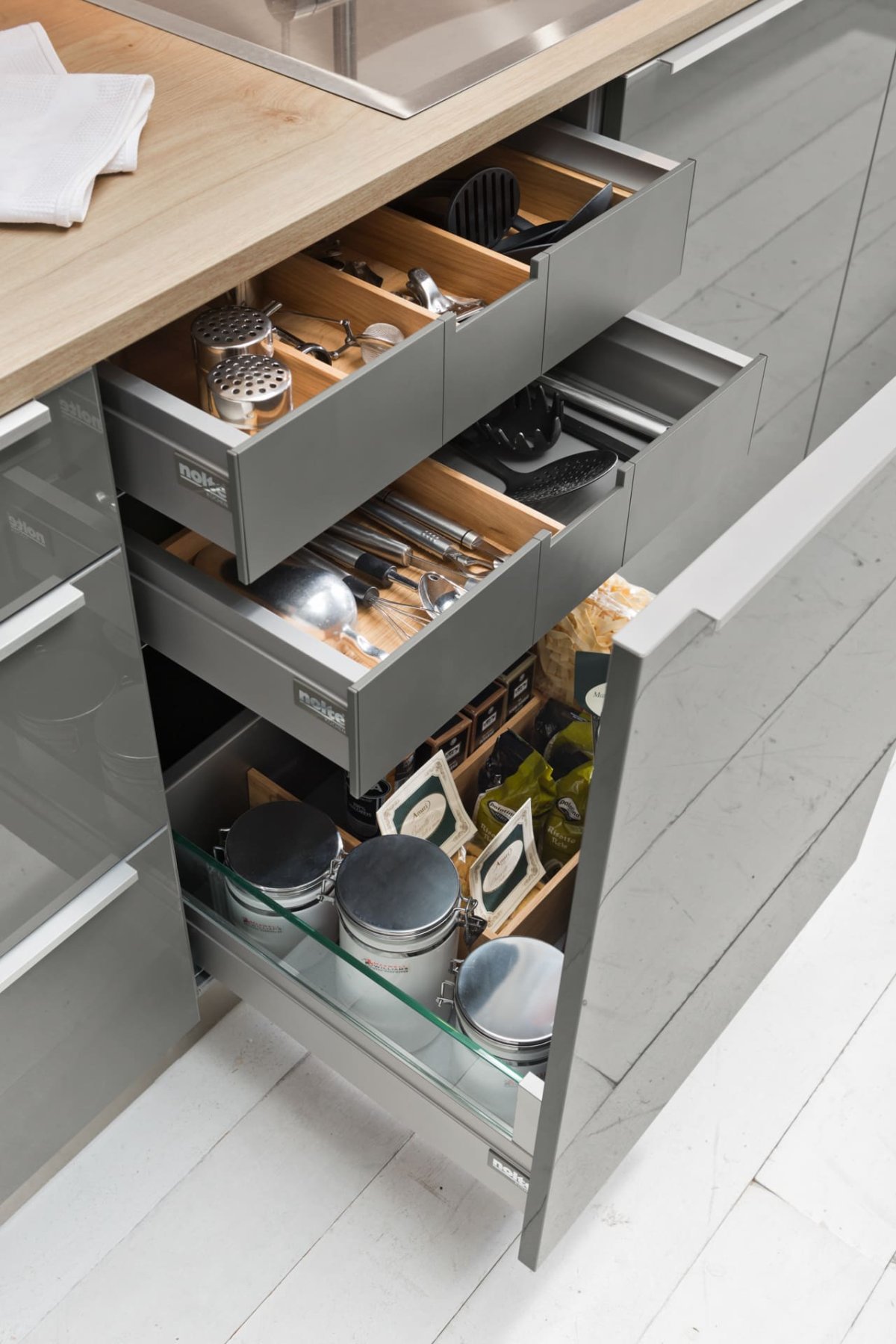 Кухня Нольте выдвижной шкаф