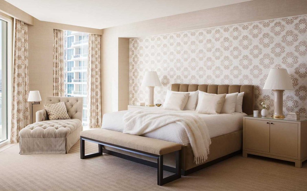 Бежевые стены в спальне