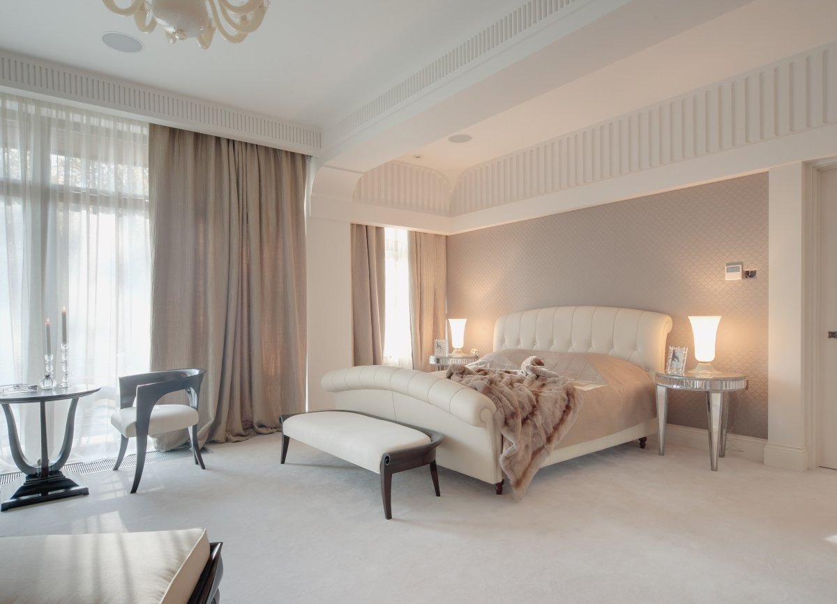 Бежевые стены в спальне