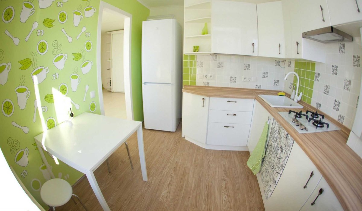 Зеленые обои на кухне