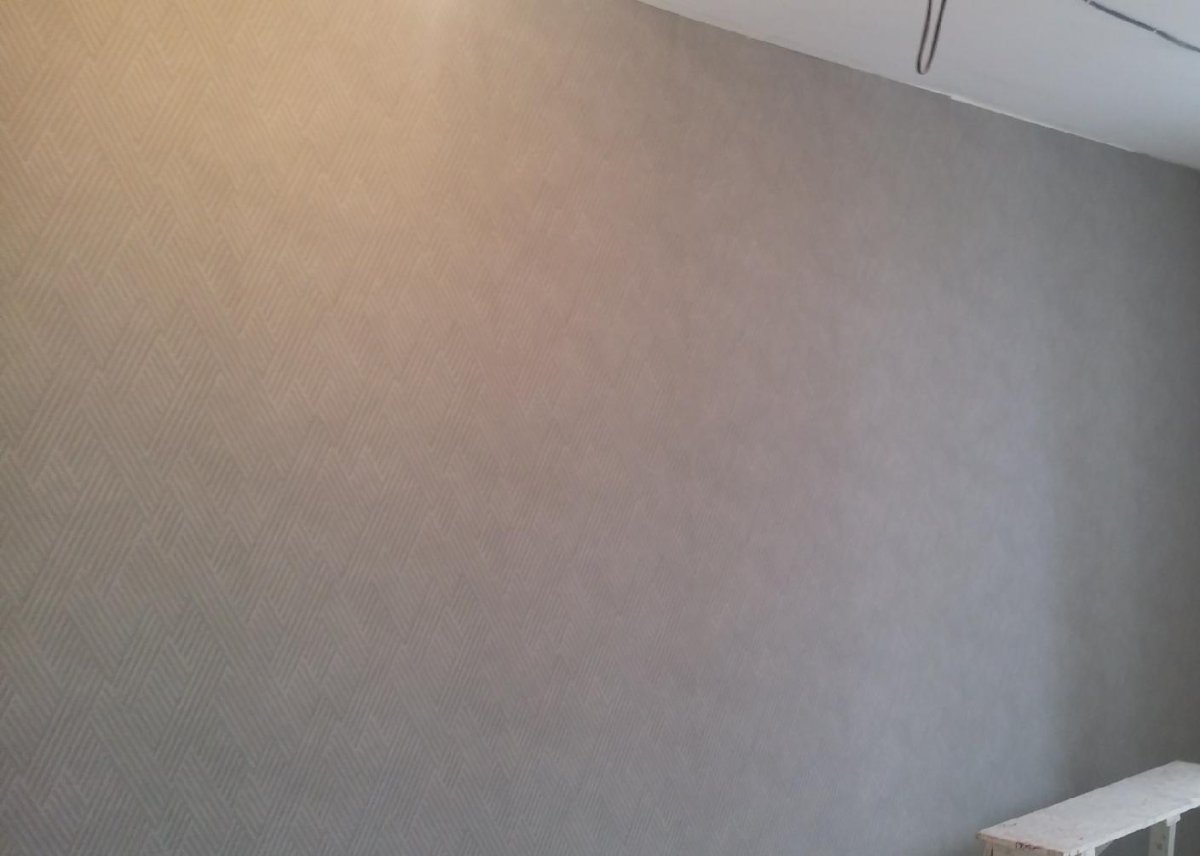 Оклеивание стен стеклохолстом