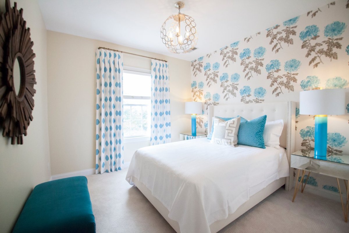 Спальня в бело голубых тонах