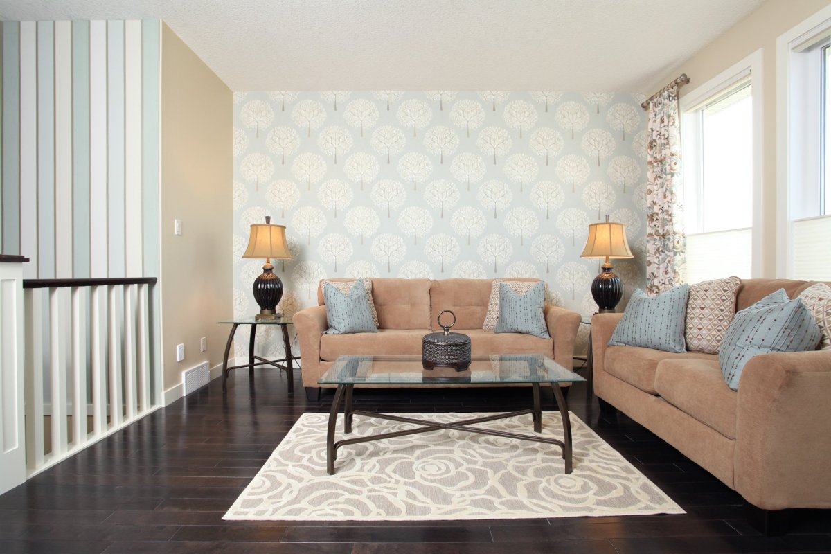 Комбинирование обоев в гостиной