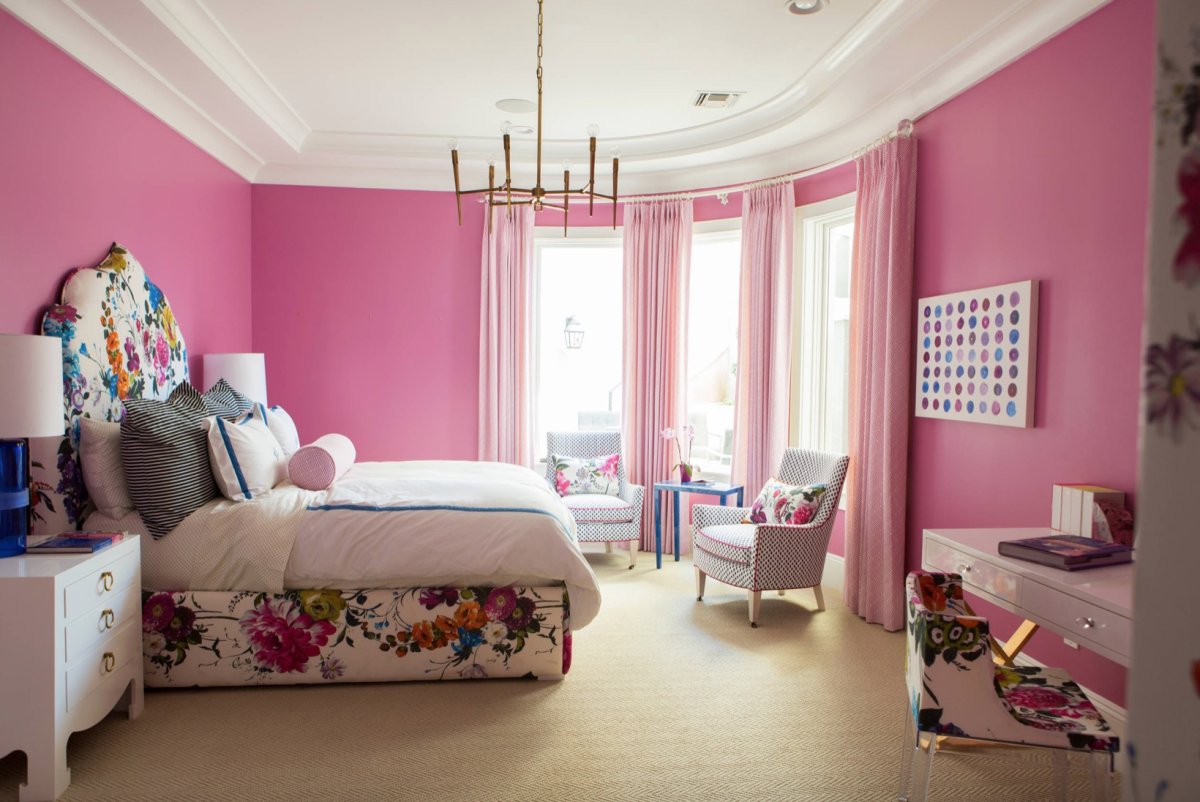 Розовые стены в спальне