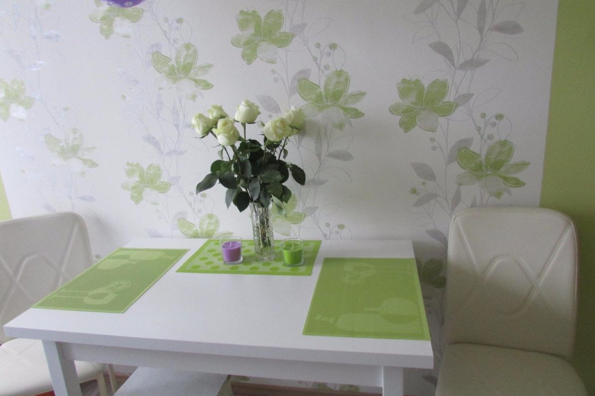 Комбинированные обои для кухни маленькой