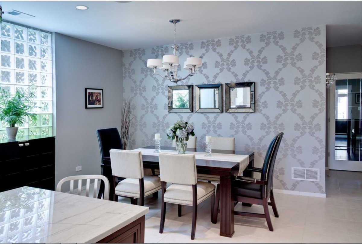 Интерьер кухни с комбинированными обоями