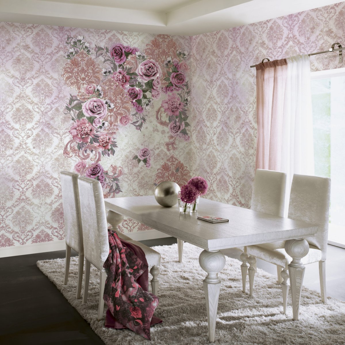 Обои в цветочек в интерьере кухни