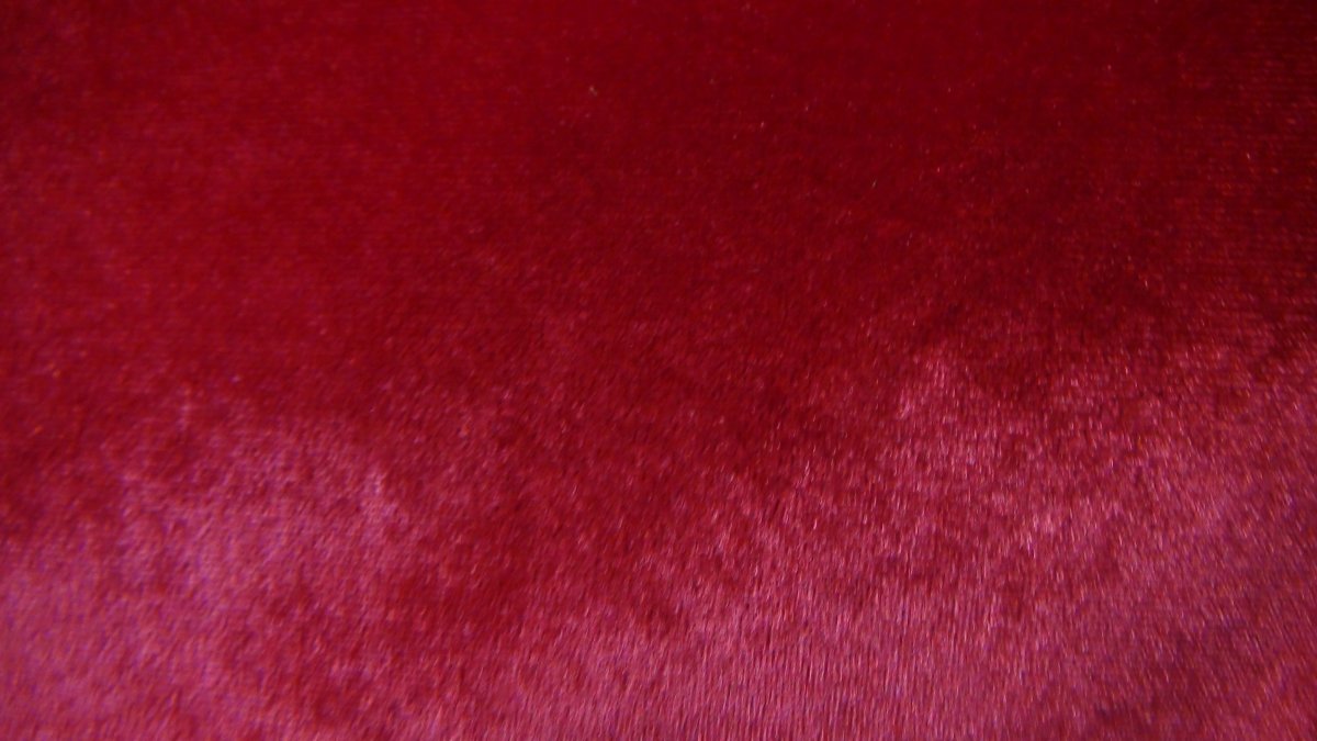 Красная бархатная ткань