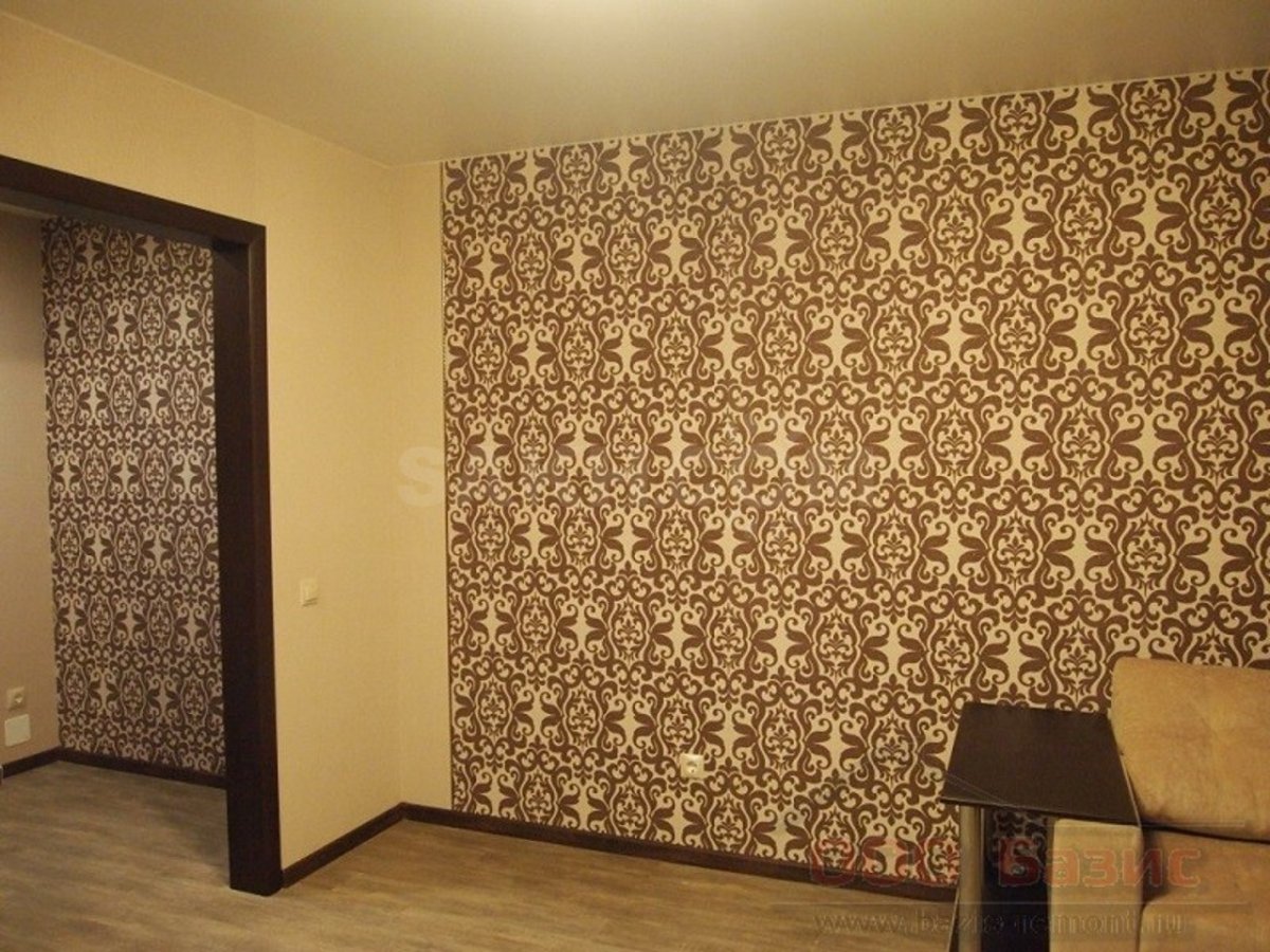 Комбинированная оклейка стен обоями