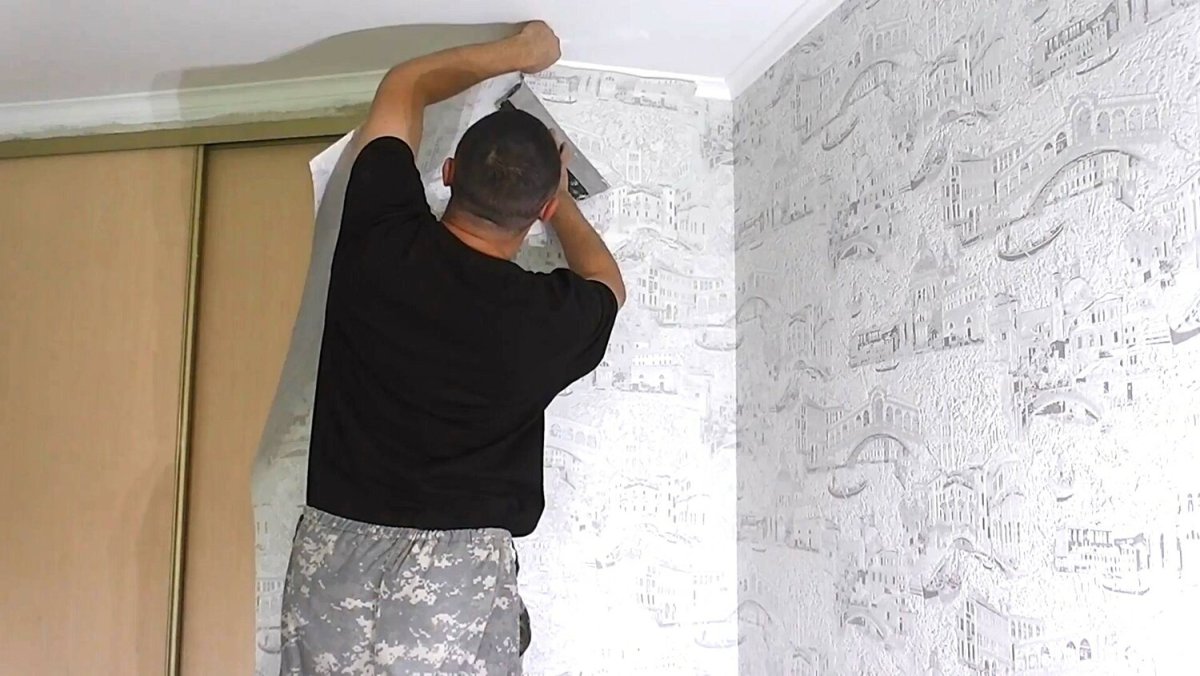 Наклеивание обоев