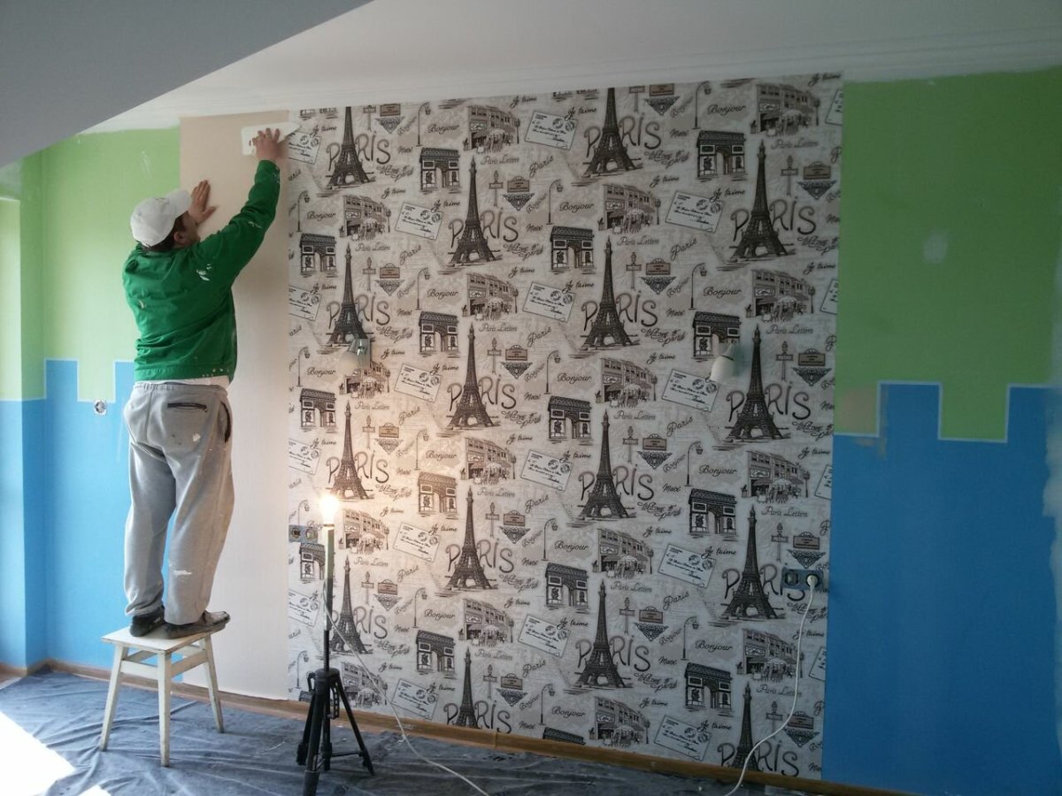 Оклейка стен разными обоями