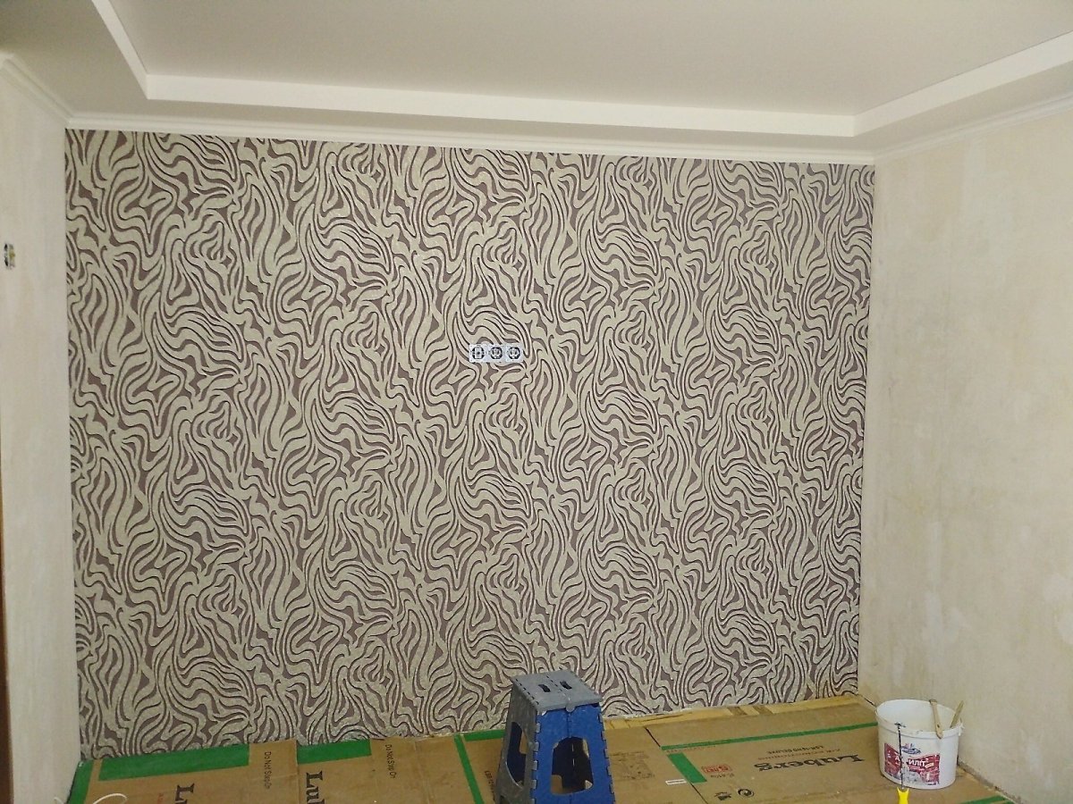 Разные обои в зале