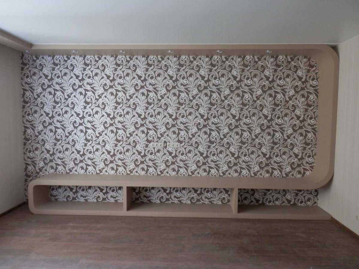 Оклеенные стены обоями