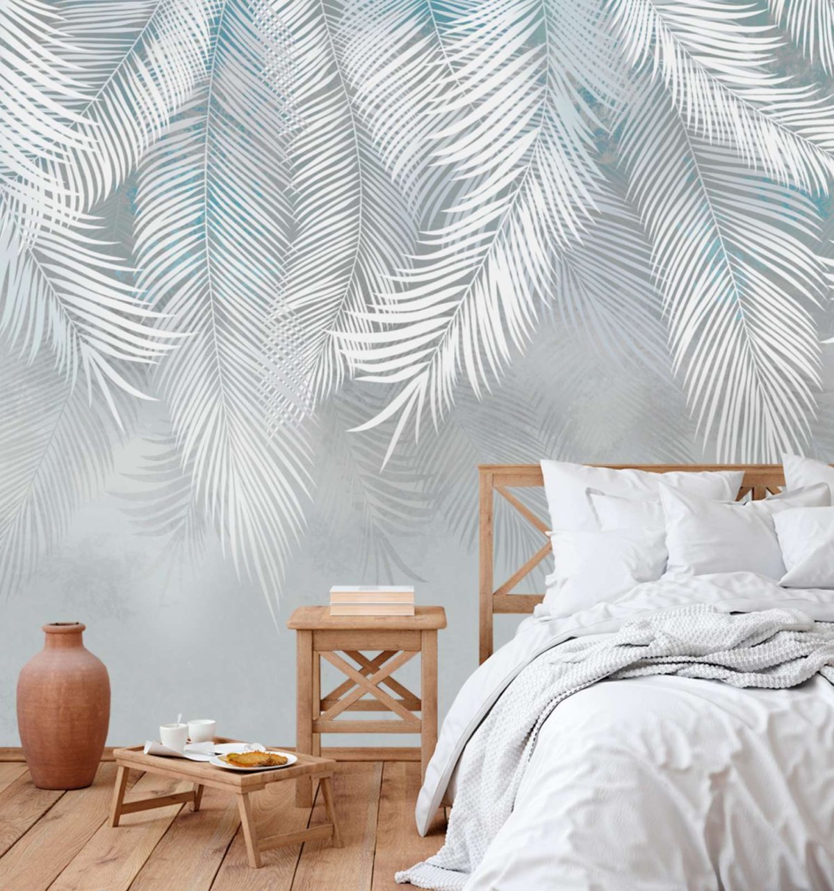 Спальня с пальмовыми листьями на стене