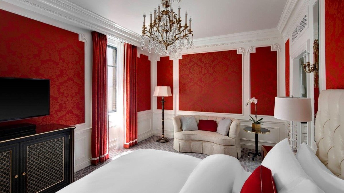 Бордовая гостиная в классическом стиле