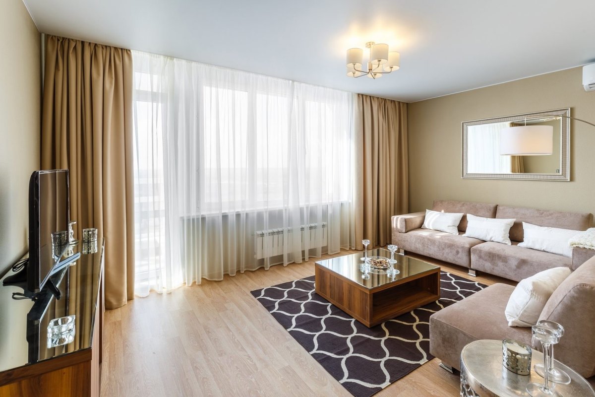 Шторы в гостиной с двумя окнами