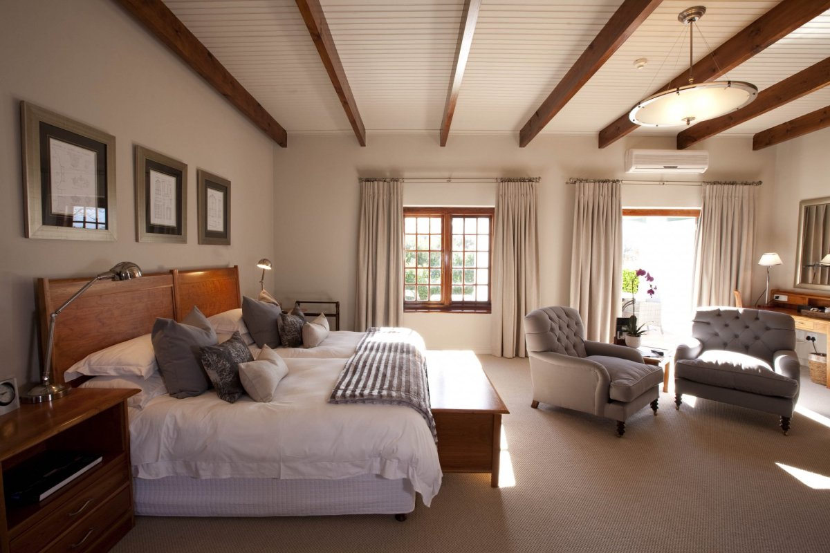 Интерьер спальной комнаты в частном доме