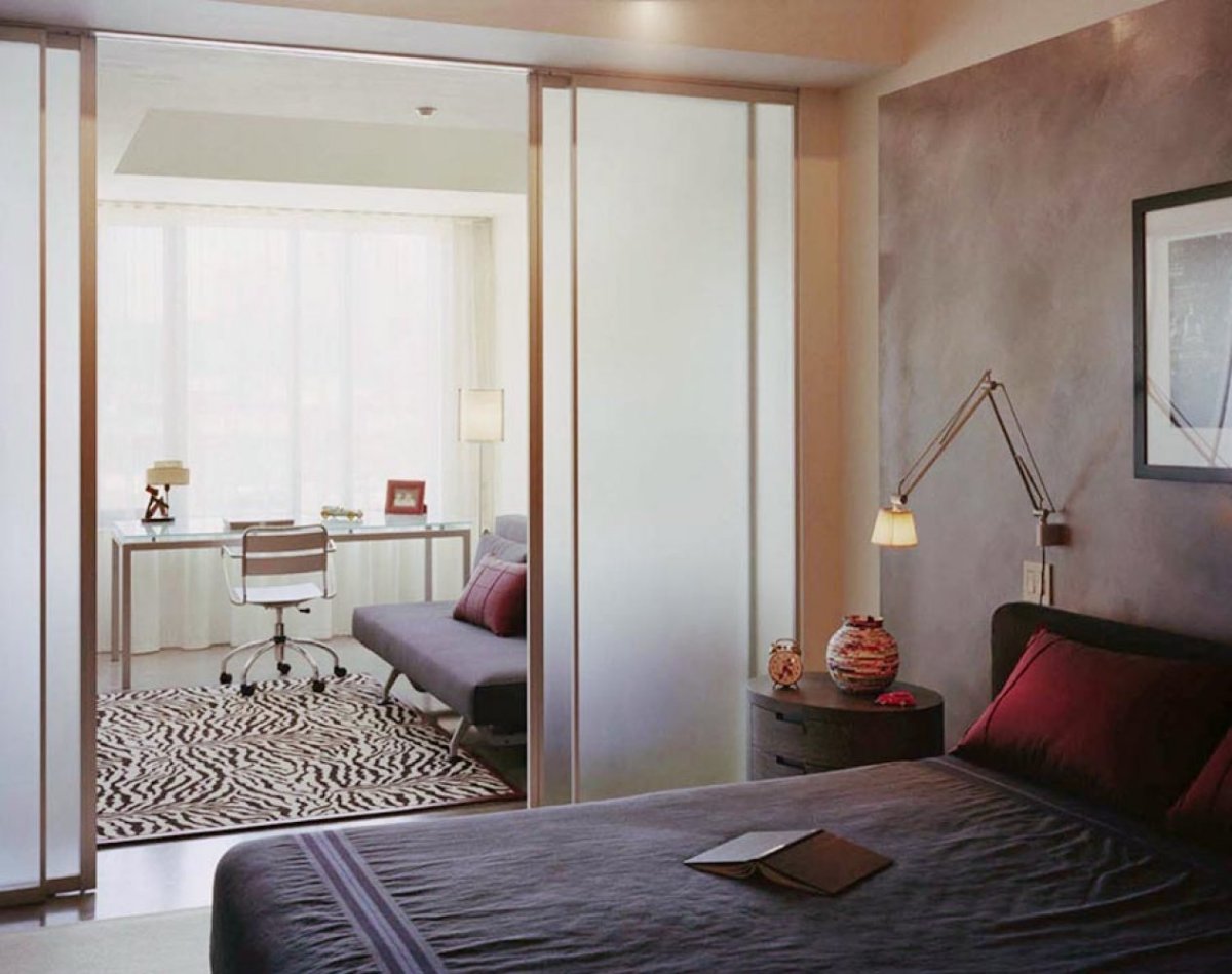 Спальня отделена стеклянной перегородкой