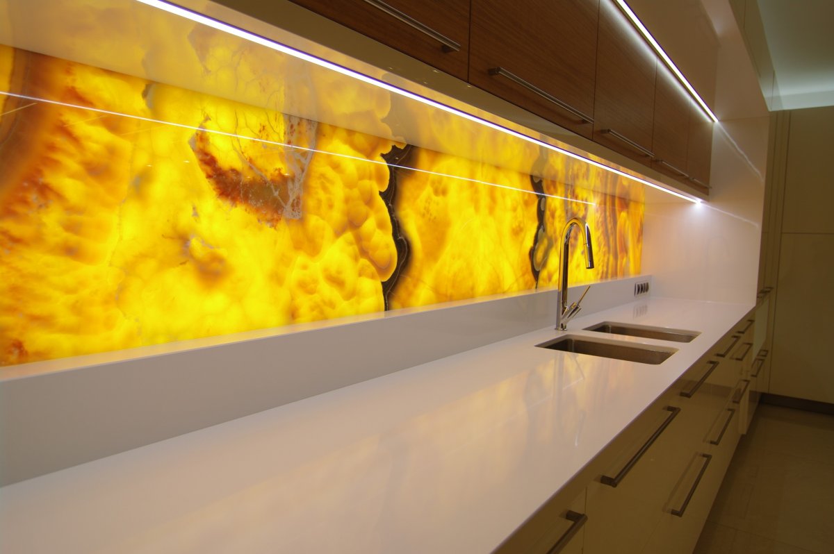 Оникс камень столешница