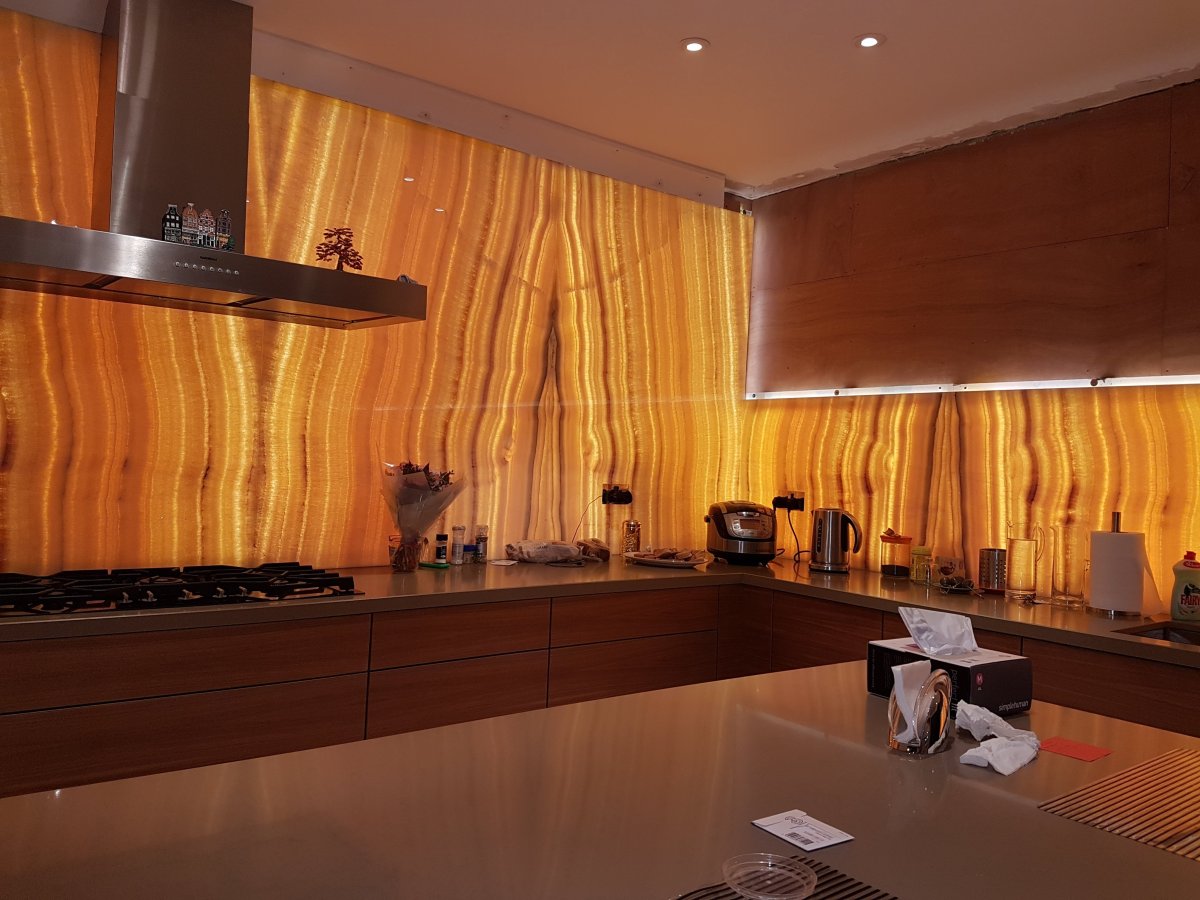 Фартук для кухни из оникса