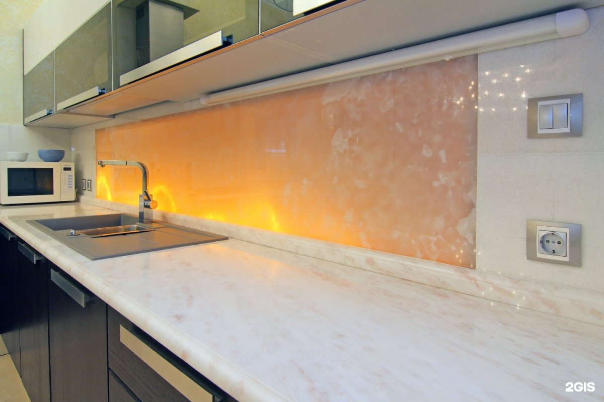 Столешница из камня Оникс