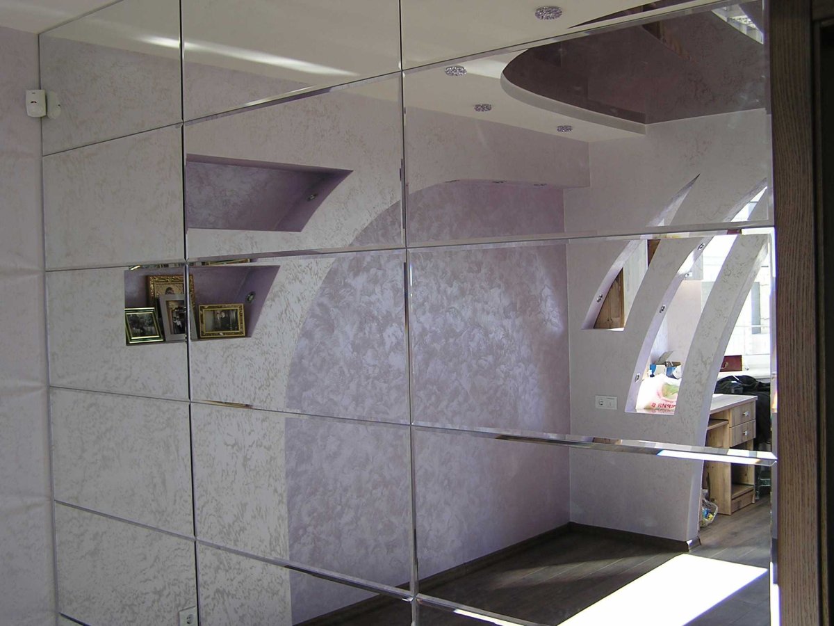 Зеркальные пластиковые панели